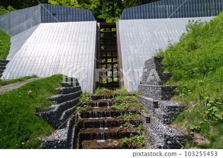 信州小谷村水土流失防治設施 Okusuren 水土流失防治水壩 用狹縫鋼板覆蓋的水壩 信州小谷村水土流失防治設施 Okusuren 水土流失防治水壩 用狹縫鋼板覆蓋的水壩 103255453