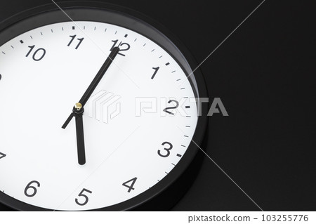 掛鐘黑色背景 103255776