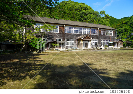 蘆北市立目島小學（關閉） 103256198