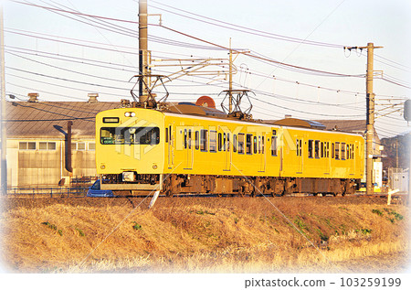 傍晚沿著中海線行駛的黃色普通火車（插圖風格） 103259199