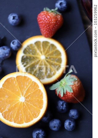 清見柳橙、草莓和藍莓切片 清見柳橙、草莓和藍莓切片 103259962