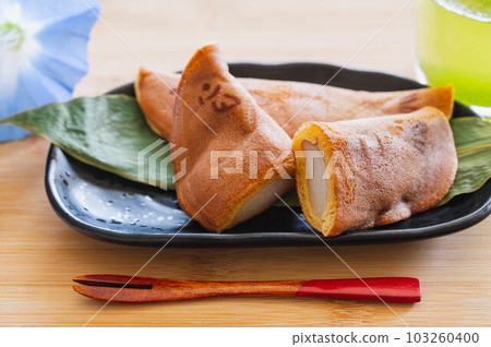 Early Summer Japanese Sweets Sweetfish Baked Sweets 103260400