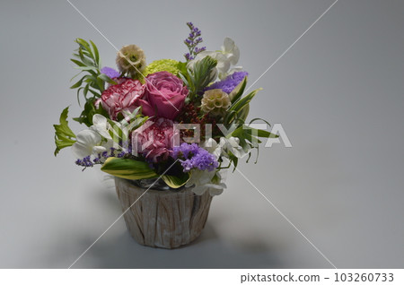 Rose bouquet May Mother's Day studio shot Rose bouquet May Mother's Day studio shot 103260733