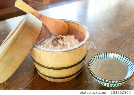 除了從飯碗裡冒出的蒸汽，剛煮好的米飯和一碗 103262563