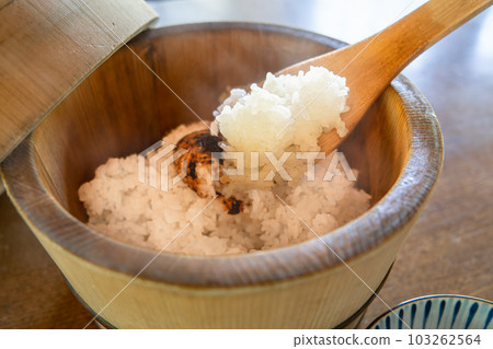 用飯勺舀起剛煮好的米飯 1 103262564