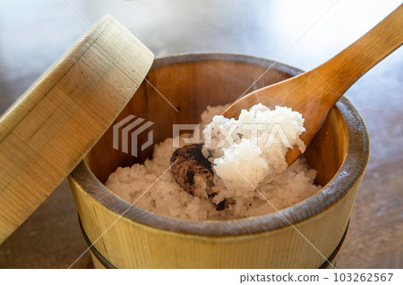 用飯勺舀起剛煮好的米飯 4 103262567