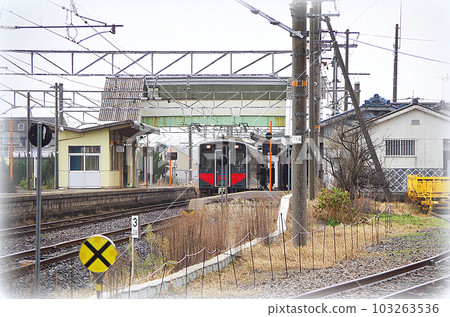 到達安靜的本地車站的本地火車(插圖風格) 到達安靜的本地車站的本地火車(插圖風格) 103263536