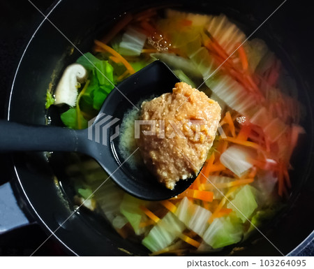 Dissolve miso with a ladle 103264095