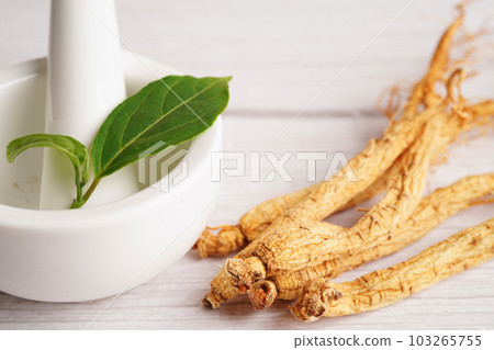 Ginseng roots and green leaf, healthy food. 103265755