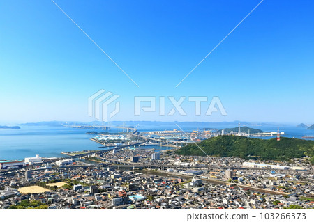[Kagawa Prefecture] Seto Ohashi Bridge seen from Aonoyama Observatory in sunny weather 103266373