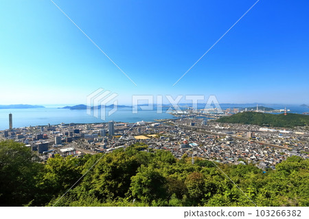[香川縣]晴天從青野山展望台看到的瀨戶大橋 103266382