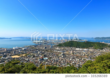 [香川縣]晴天從青野山展望台看到的瀨戶大橋 103266389