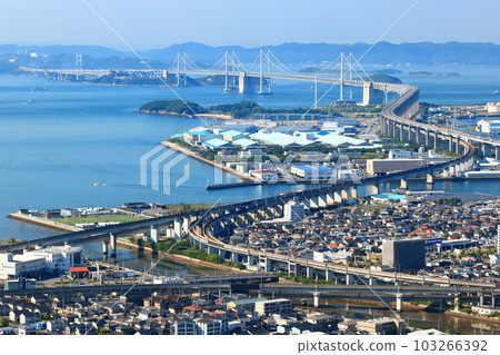 [香川縣]晴天從青野山展望台看到的瀨戶大橋 103266392