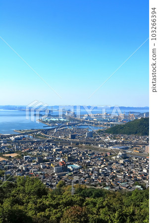 [香川縣]晴天從青野山展望台看到的瀨戶大橋 103266394