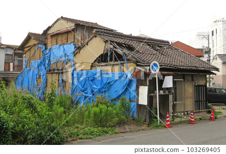 Dangerous empty house that is about to collapse 103269405