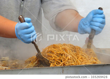 Yakisoba cooking Yakisoba cooking 103269428