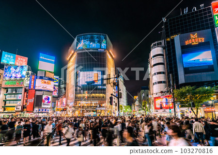 Two weeks after the transition to the fifth category of Tokyo cityscape in Japan ... There are many people in Shibuya who do not have a ma ... There is no infection explosion = May 21, after 21:00 103270816