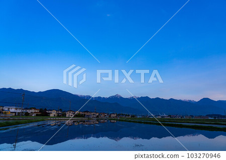 [Early summer material] Early summer Azumino, morning rural scenery [Nagano] 103270946