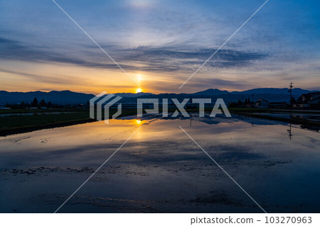 [Early summer material] Early summer Azumino, morning rural scenery [Nagano] 103270963