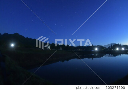 北斗市白州町西北天空的北斗七星和大角星 103271600