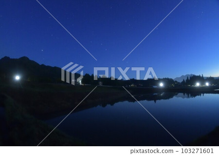 北斗市白州町西北天空的北斗七星和大角星 103271601