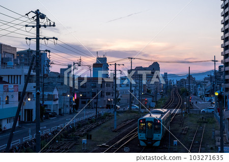 [Tokushima Station] Local train leaving Tokushima Station at dusk 103271635