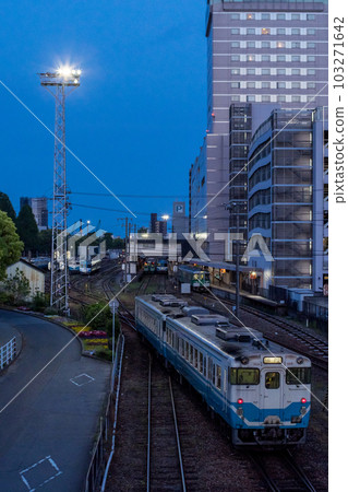 [Tokushima Station] Local train arriving at Tokushima Station at dusk 103271642