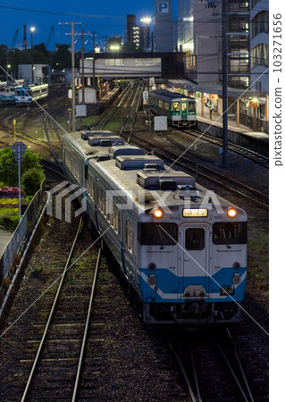 [Tokushima Station] Local train leaving Tokushima Station at dusk 103271656