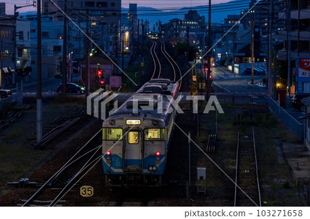 [Tokushima Station] Local train leaving Tokushima Station at dusk 103271658