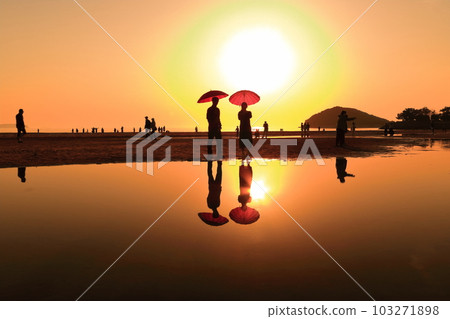 【香川縣】黃昏的父母濱（瀨戶內海鏡） 以壯觀的日落而聞名的旅遊勝地 103271898