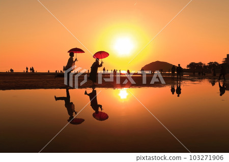 [Kagawa Prefecture] Chichibugahama Beach at Dusk (Seto Inland Sea Mirror) A tourist attraction known for its spectacular sunsets 103271906
