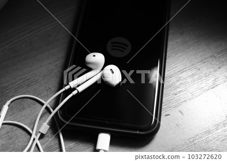 Wired earphones and streaming services Wired earphones and streaming services 103272620