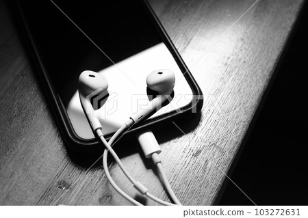 Wired earphones and streaming services Wired earphones and streaming services 103272631