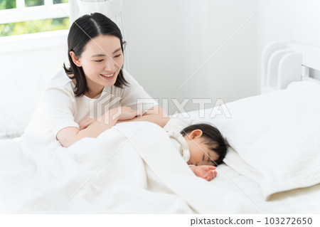 媽媽看著寶寶在床上打盹 媽媽看著寶寶在床上打盹 103272650