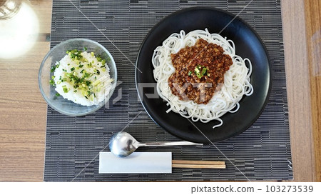用米粉做的炸醬麵和用肉湯做的米飯 用米粉做的炸醬麵和用肉湯做的米飯 103273539