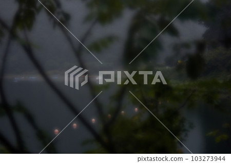 雨天從車內開車的風景 103273944