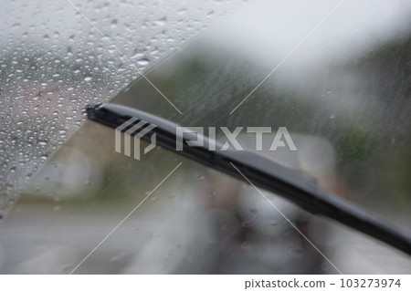 雨天從車內開車的風景 103273974