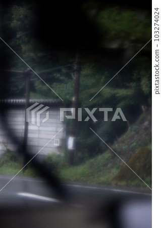 雨天從車內開車的風景 103274024