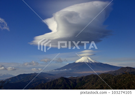 丹澤山小殺山山頂雲霧繚繞的富士山 丹澤山小殺山山頂雲霧繚繞的富士山 103274105