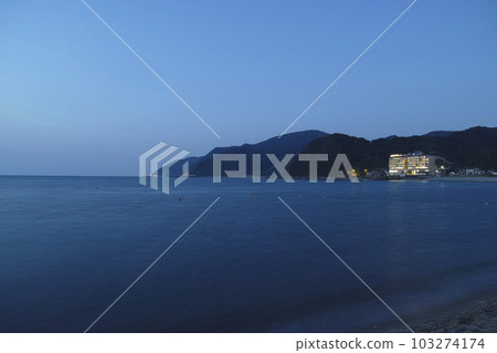 在Yura海岸的日落 103274174