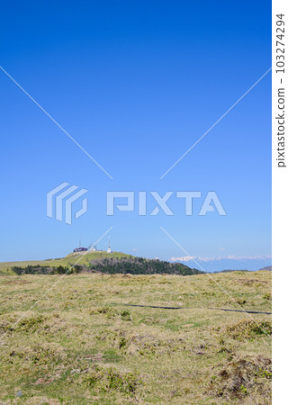 Ougatou and the Northern Alps [Utsukushigahara Highlands in early summer] 103274294