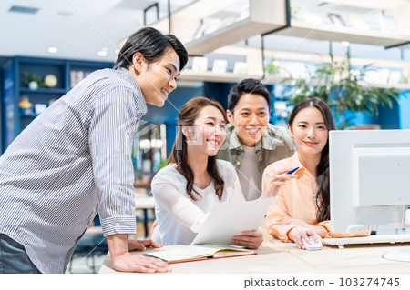 在辦公室工作的年輕工程師拍攝合作：Creadisce（丸善雨修堂株式會社） 103274745