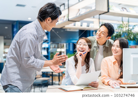 Young engineer working in the office Shooting cooperation: Creadisce (Maruzen-Yushudo Co., Ltd.) 103274746