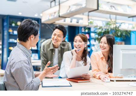 在辦公室工作的年輕工程師拍攝合作：Creadisce（丸善雨修堂株式會社） 103274747