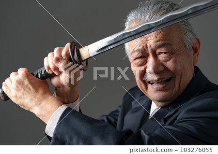 A man with a sword　 103276055