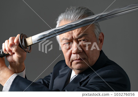 A man with a sword　 103276056