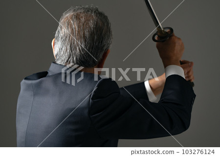 一個拿著劍的人，後視圖 103276124