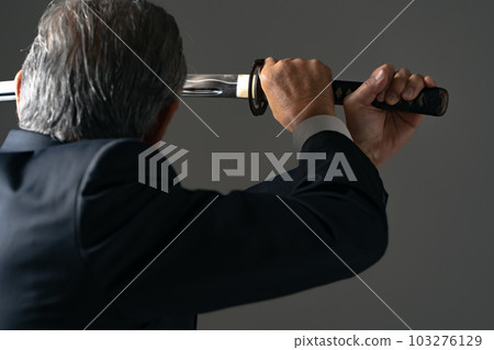 一個拿著劍的人，後視圖 103276129