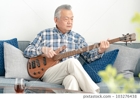 Senior men playing the guitar 103276438