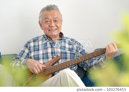 彈吉他的老人 103276453